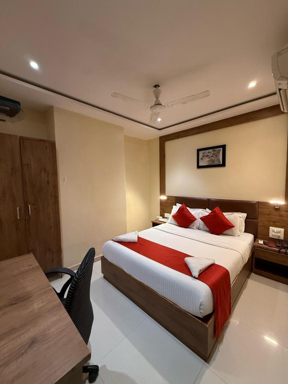 Palm Breeze Hotel - Colaba Bombay Eksteriør billede