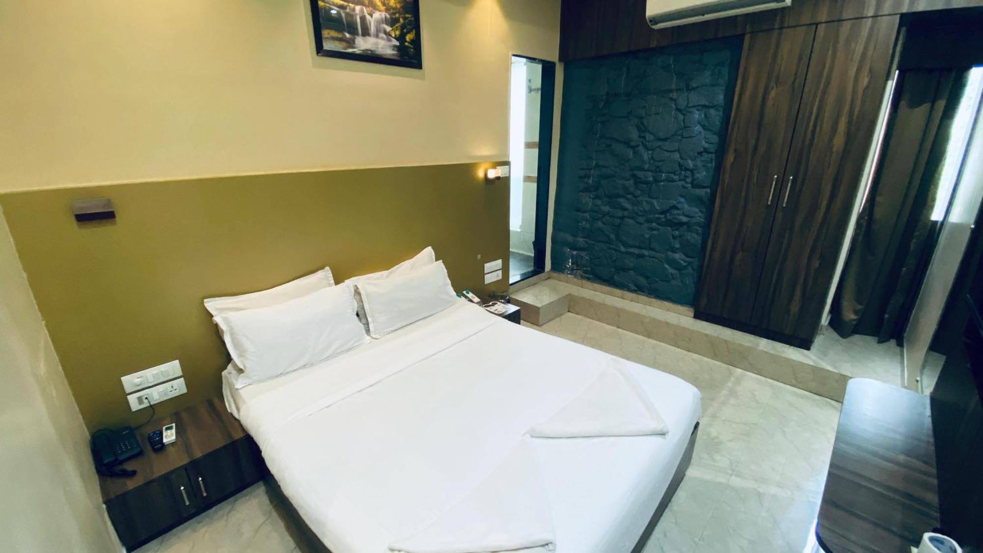 Palm Breeze Hotel - Colaba Bombay Eksteriør billede