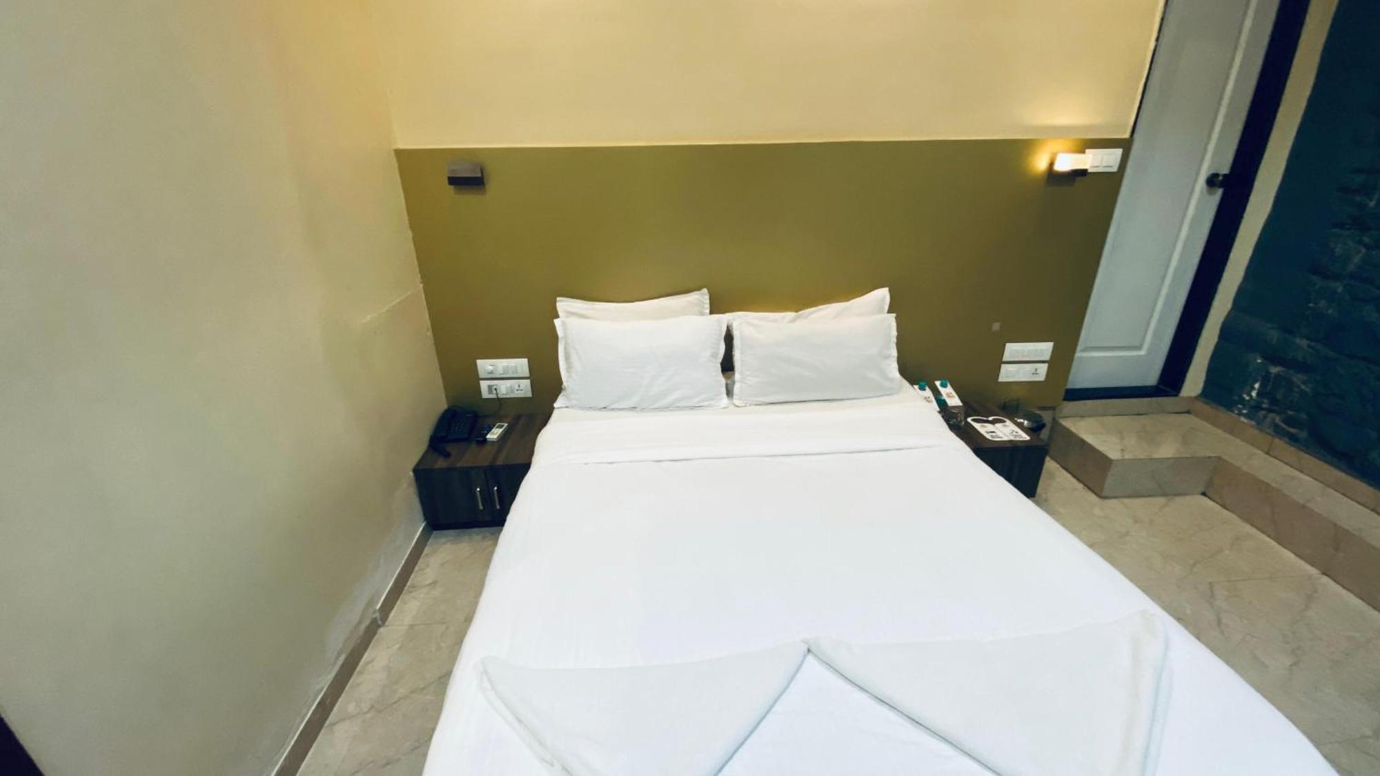 Palm Breeze Hotel - Colaba Bombay Eksteriør billede